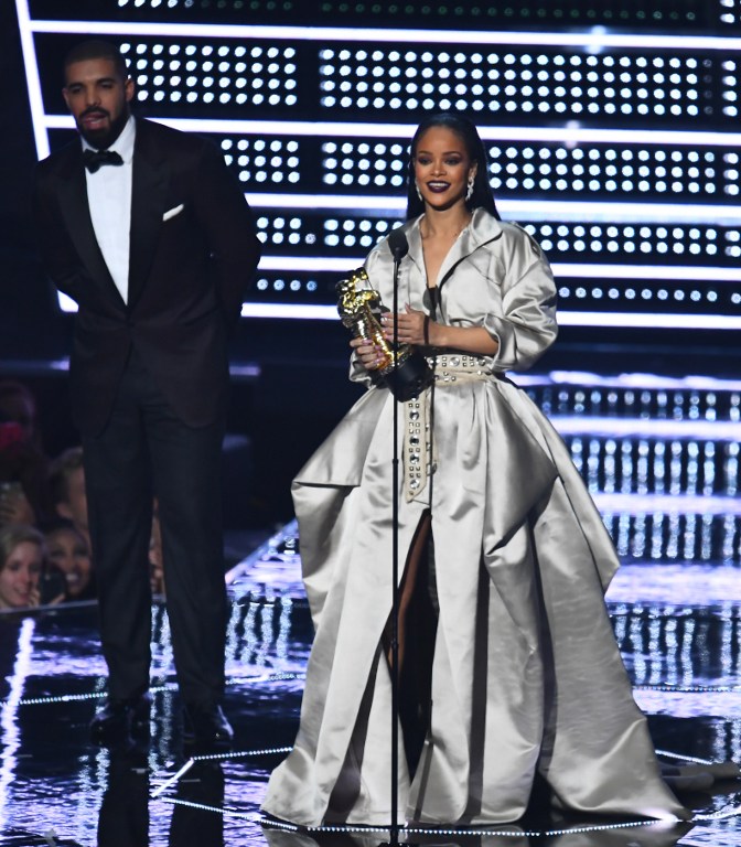 Rihanna received the Vanguard award from Drake (Photo by Jewel Samad / AFP)
